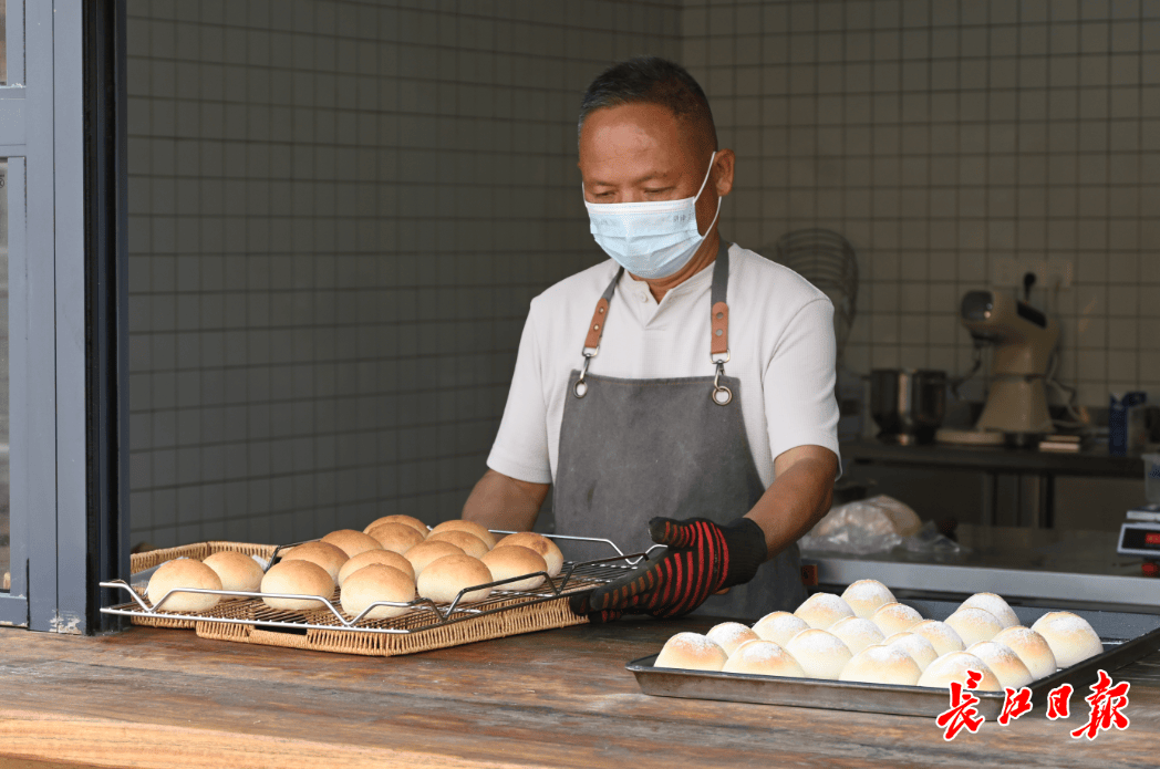 没怎么喝过咖啡的老王，在稻田里开了家很火的咖啡馆